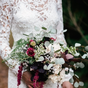 Булчински букет с цветя – детайл от сватбена фотография