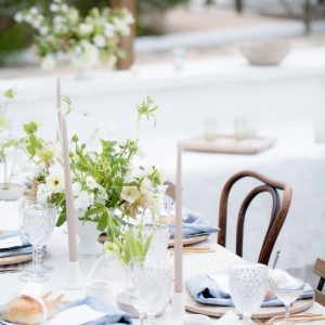 Сватбена маса с декорация и цветя – елегантна сватбена украса