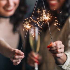 Хора държат бенгалски огън и шампанско – празнична събитийна фотография