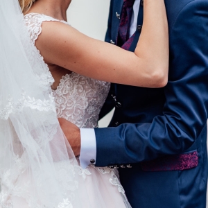 Булка и младоженец в прегръдка – емоционална сватбена фотография