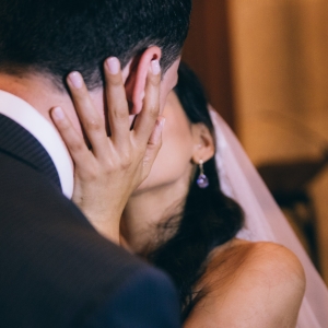 Целувка между младоженци – романтичен сватбен момент