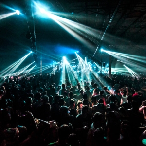Концерт с осветление и голяма публика – професионална концертна фотография