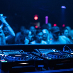DJ пулт и публика в нощен клуб – нощна събитийна фотография