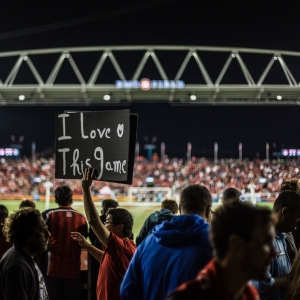 Фенове на стадион с табела – спортно събитие и публика