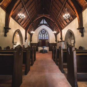 Интериор на църква за сватбена церемония – сватбена фотография в храм