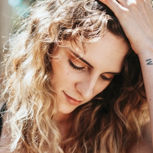 Жена с къдрава коса – артистичен портрет с естествено излъчване