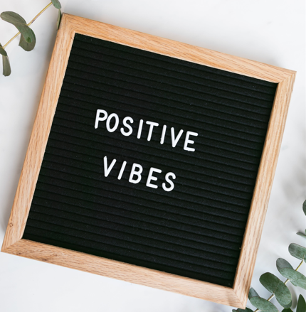 Табела с надпис Positive Vibes – вдъхновяващо послание и лайфстайл фотография - обратна връзка